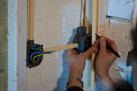 Constructing and installing electrical wiring  in a home using cavity wall .. 스톡 사진