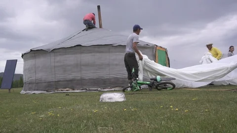Constructing a a Mongolian Ger at Khangain Nuruu Video stock 115034475