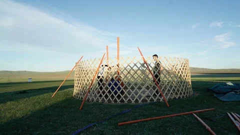 Constructing a a Mongolian Ger at Khangain Nuruu, Mongolia Video stock 115035196