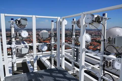 Construction for 5G broadband cellular network transmitters Stockfoto's