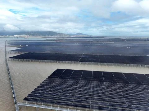 Construction is accelerating on the 2-GW Tianwan tidal flat photovoltaic demo Stock Photos