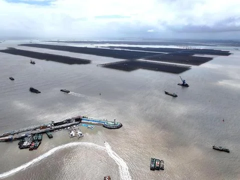 Construction is accelerating on the 2-GW Tianwan tidal flat photovoltaic demo Stock Photos