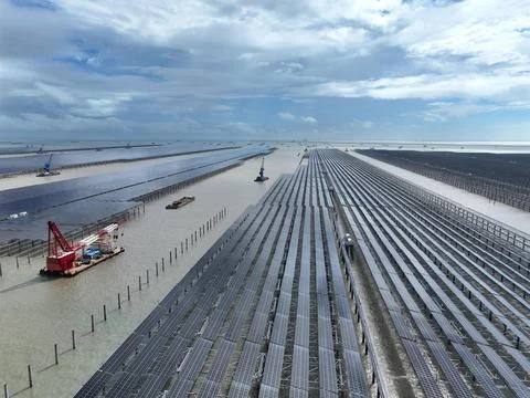 Construction is accelerating on the 2-GW Tianwan tidal flat photovoltaic demo Stock Photos