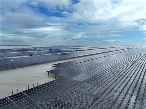 Construction is accelerating on the 2-GW Tianwan tidal flat photovoltaic demo Stock Photos
