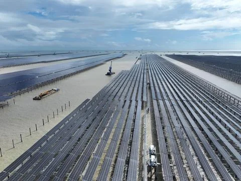 Construction is accelerating on the 2-GW Tianwan tidal flat photovoltaic demo Stock Photos