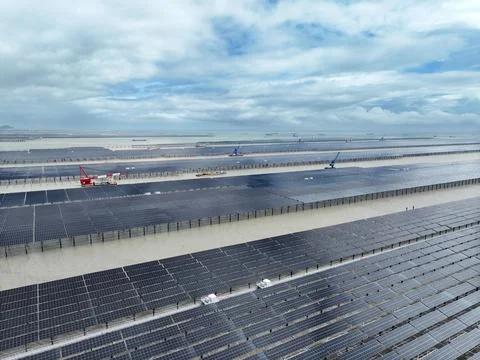 Construction is accelerating on the 2-GW Tianwan tidal flat photovoltaic demo Stock Photos