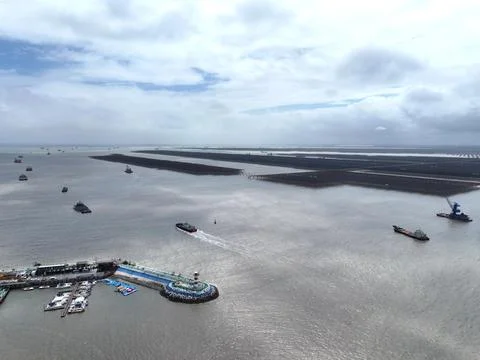 Construction is accelerating on the 2-GW Tianwan tidal flat photovoltaic demo Stock Photos
