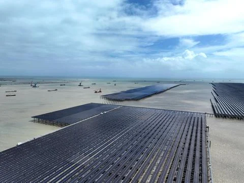 Construction is accelerating on the 2-GW Tianwan tidal flat photovoltaic demo Stock Photos
