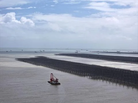 Construction is accelerating on the 2-GW Tianwan tidal flat photovoltaic demo Stock Photos