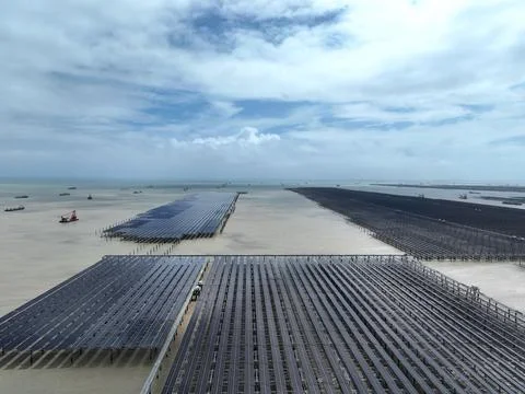 Construction is accelerating on the 2-GW Tianwan tidal flat photovoltaic demo Stock Photos