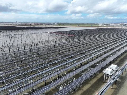 Construction is accelerating on the 2-GW Tianwan tidal flat photovoltaic demo Stock Photos