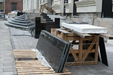 Construction activity featuring stone slabs and scaffolding in a city area .. 库存照片