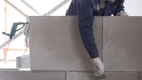 Construction and repair - installation of an interroom partition from tongue-and Vídeo Stock 106522441