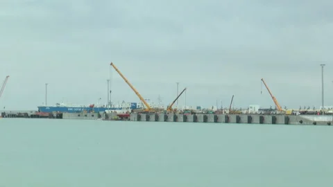 Construction and two yellow cranes in the seaport Vidéo 232213222