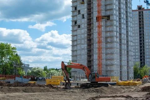 Construction of an apartment building against the background of a blue sky Stock Photos