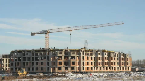Construction of an apartment building in winter Vídeo Stock 316793597