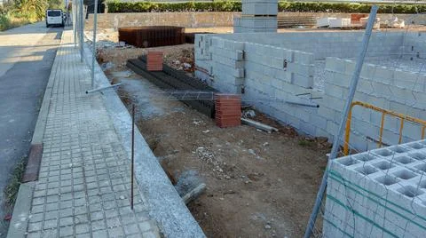 Construction begins for pool pit with curbstone installation and mesh reinf.. Stockfoto's