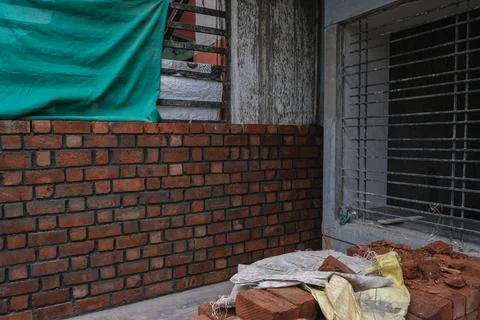 Construction of brick masonry with red mud bricks. Fotos de archivo