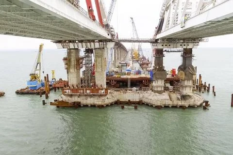 Construction of the bridge. Engineering facilities for the construction of... 스톡 사진
