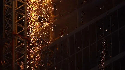 Construction building on blazing fire, Warsaw Hub tower incident Vídeos de archivo 109417438