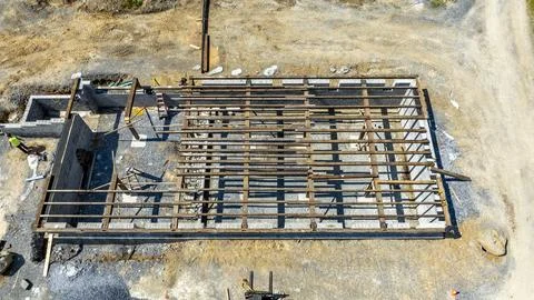 Construction of a Building Framework in a Suburban Area Under Clear Blue Skie Fotos de archivo
