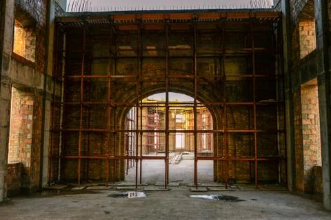 Construction of the building. Large arch of brick. Building scaffolding on a Foto stock