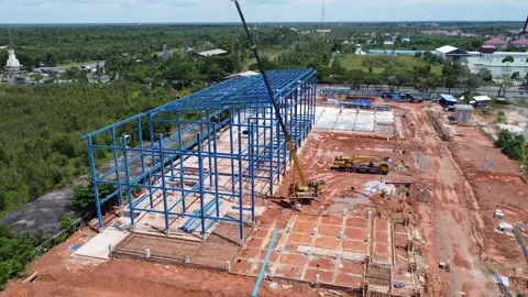 Construction of a building using iron as the frame, with cranes located aro.. Stock Footage 327996314