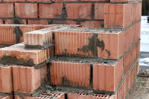 Construction of ceramic brick walls. Keramoblock. Hollow brick. Construction  Foto stock
