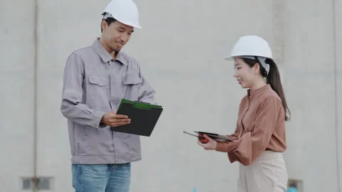 Construction concept of 4k resolution. Engineers greeting each other and wo.. 库存影片 329189692