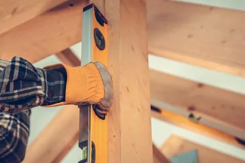 Construction Contractor Checking Home Frame Levels Foto stock