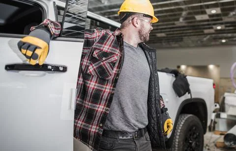 Construction Contractor Leaving His Pickup Truck on a Site Foto stock
