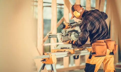 Construction Contractor Operating Large Wood Circular Saw Foto stock
