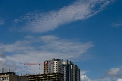 Construction Crane Against Expansive Blue Sky 库存照片