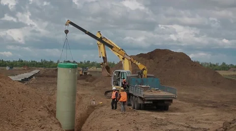 Construction crane and excavator at the construction site Vídeos de archivo 61586079