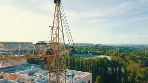 Construction Crane Builds at the Sunlight 스톡 동영상 86381124