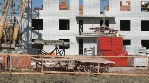 A construction crane delivers the concrete slabs Видео 66410379