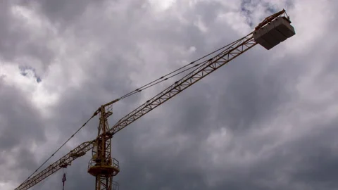 Construction crane hyperlapse with cumulus clouds moving fast in the background Video stock 132674437