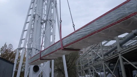 Construction crane moving down Video stock 101073622