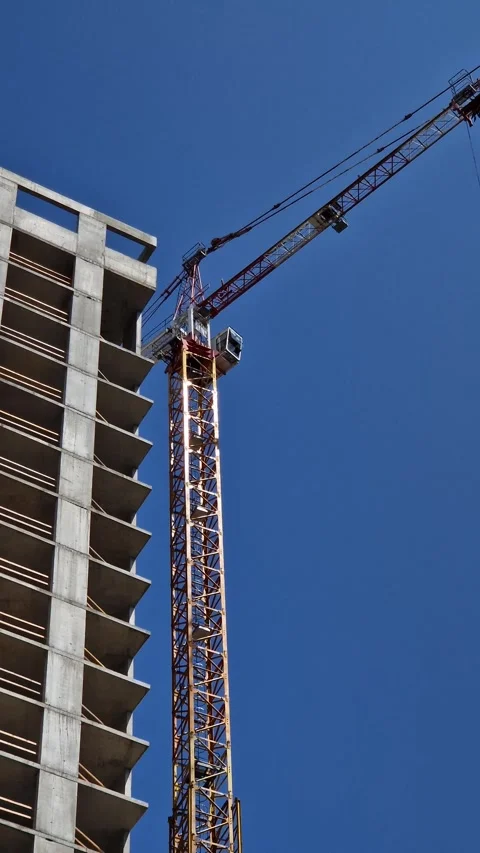 Construction crane near the building on the sky background Vídeo Stock 331736060