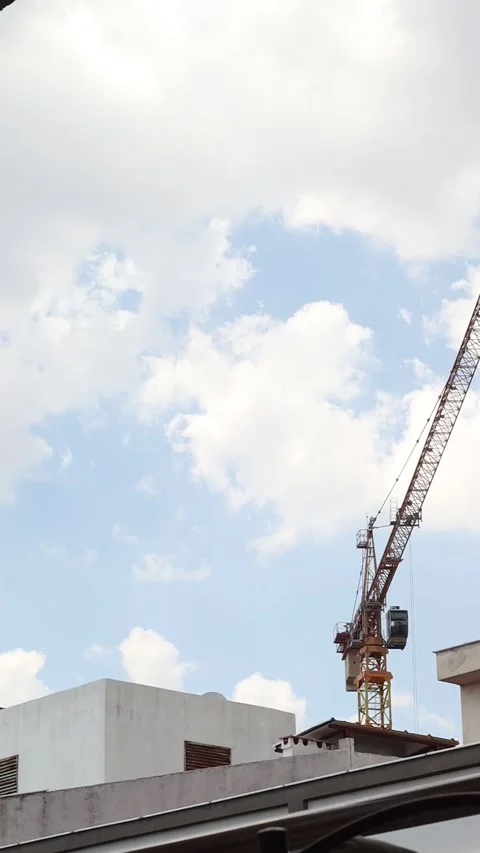 Construction Crane in Partly Cloudy Weather Timelapse (Vertical Video) Stockbeeldmateriaal 322135661