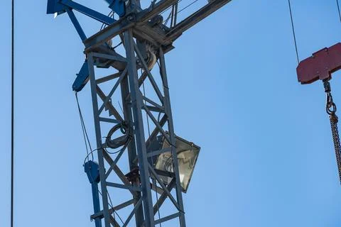 Construction crane supporting work on a building project Stockfoto's