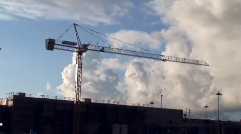 Construction crane in working Видео 105807