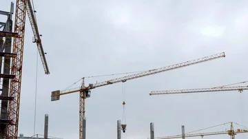 Construction crane working tower building 4k 库存影片 85651798