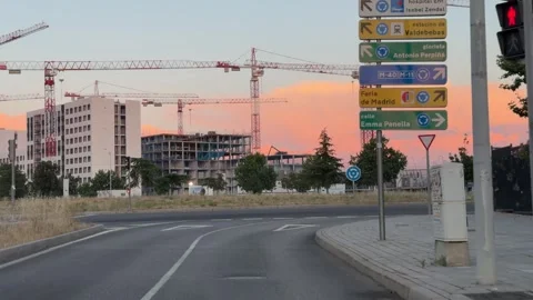 Construction cranes and residential development at sunset in Madrid Vidéo 338195046