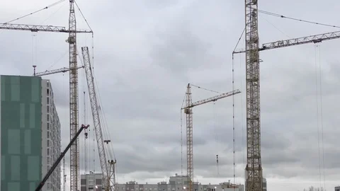 Construction cranes assemble the house 스톡 동영상 104981217