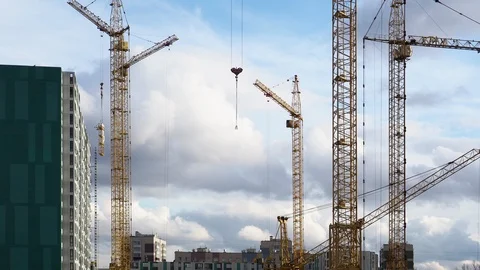 Construction cranes assemble the house. Time-lapse video 스톡 동영상 105256635