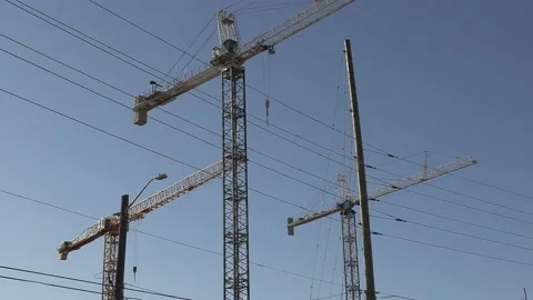 Construction cranes building new condominium apartment towers near Toronto Vídeos de archivo 150736708