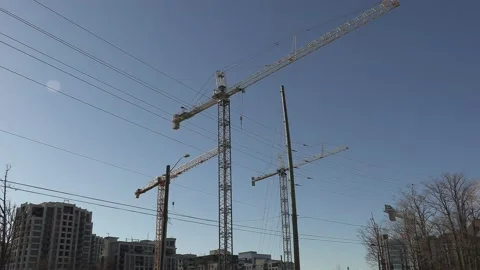 Construction cranes building new condominium apartment towers near Toronto Vídeos de archivo 150736930