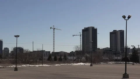 Construction cranes building new condominium apartment towers near Toronto Vidéo 150747449