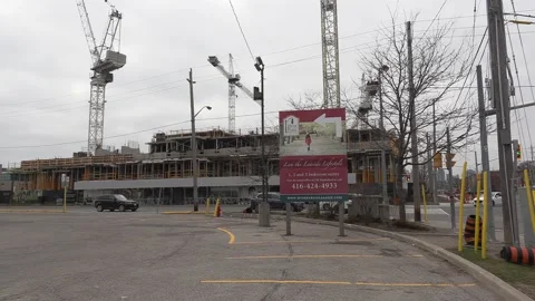 Construction cranes building new condominium development near Toronto Vidéo 151187590